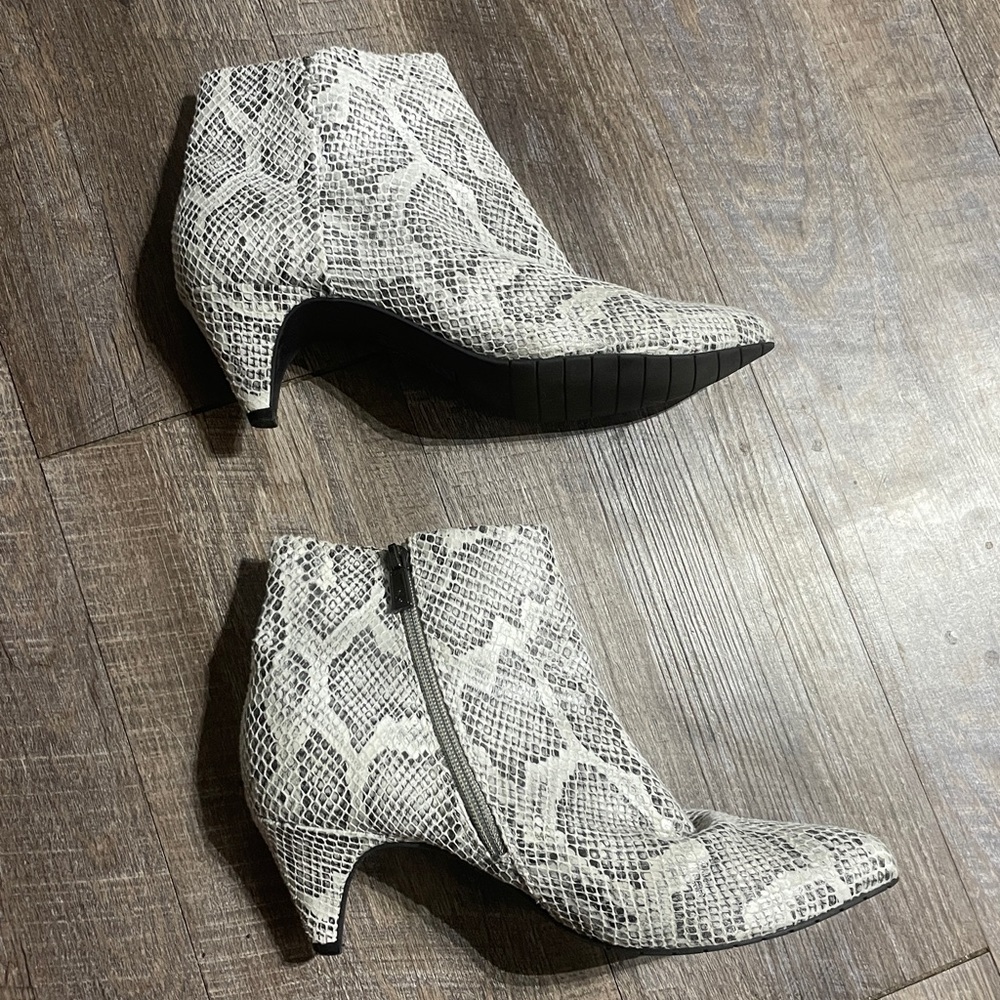 Reaction Kenneth Cole Snakeskin Kitten Heel Ankle Boots Booties - Picture 4 of 8